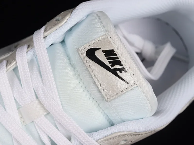 All Categories Nk SB Dunk Series Nk SB Dunk Low Low-top sneakers F version Nk Dunk Low "Metallic Silver" Metallic silver SB low-top sports and leisure sneakers DX3197-095